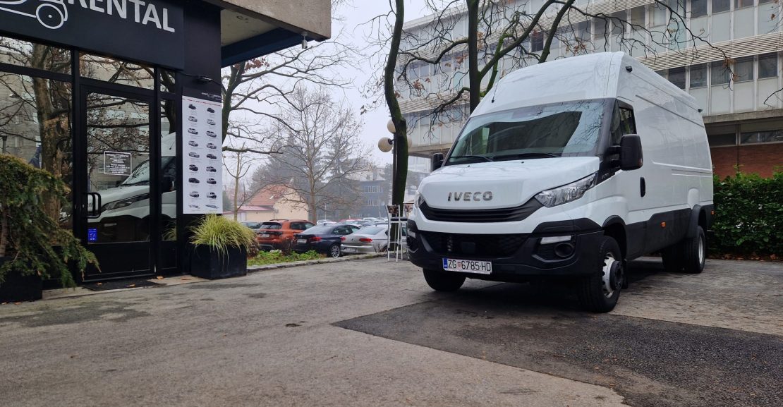 Bijelo IVECO dostavno vozilo.