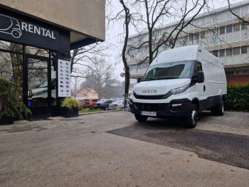 Bijelo IVECO dostavno vozilo.